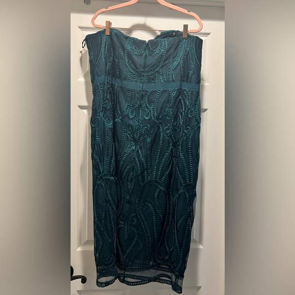 City Chic- Convertible Strapless Neckline Emerald Green Embroidered Dress - Picture 7 of 8